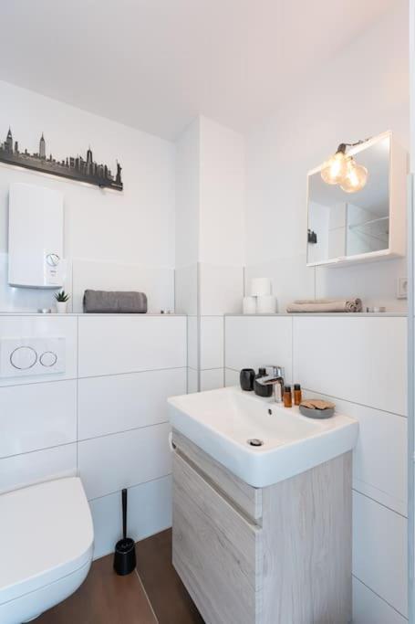 - Cozy Apartment In The Heart Of Duisburg With New York Design & Betten & Sofa - 5 Mins Central Station Hbf - Big Tv & Wifi -- Exteriör bild
