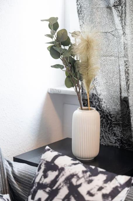 - Cozy Apartment In The Heart Of Duisburg With New York Design & Betten & Sofa - 5 Mins Central Station Hbf - Big Tv & Wifi -- Exteriör bild