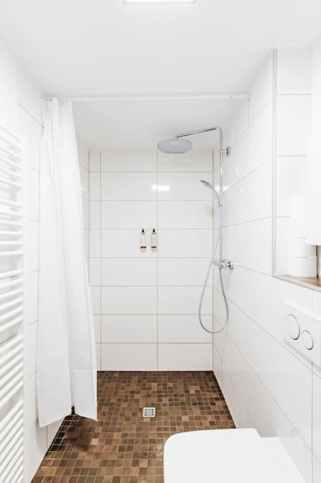 - Cozy Apartment In The Heart Of Duisburg With New York Design & Betten & Sofa - 5 Mins Central Station Hbf - Big Tv & Wifi -- Exteriör bild