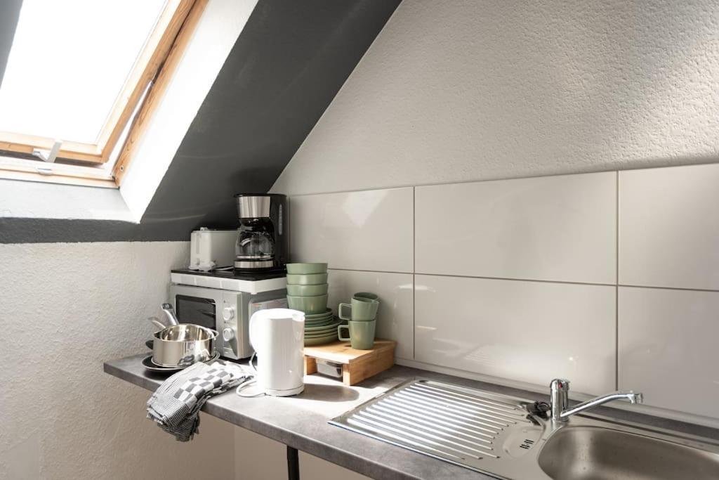 - Cozy Apartment In The Heart Of Duisburg With New York Design & Betten & Sofa - 5 Mins Central Station Hbf - Big Tv & Wifi -- Exteriör bild